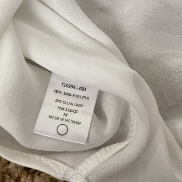 NWT Beautiful white lush top size medium - Picture 4 of 4